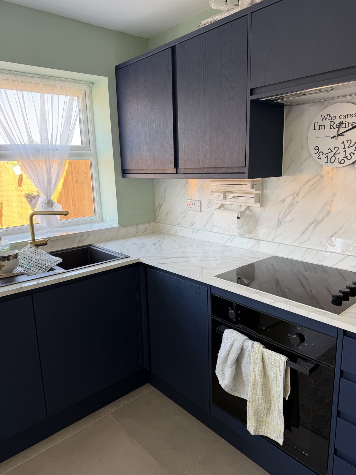 Navy wood-effect kitchen wrap Doncaster with white marble high-gloss worktop