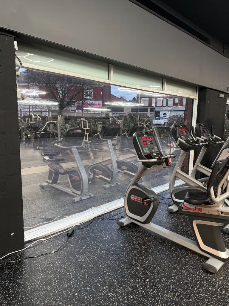 One-way mirror film — reflective window