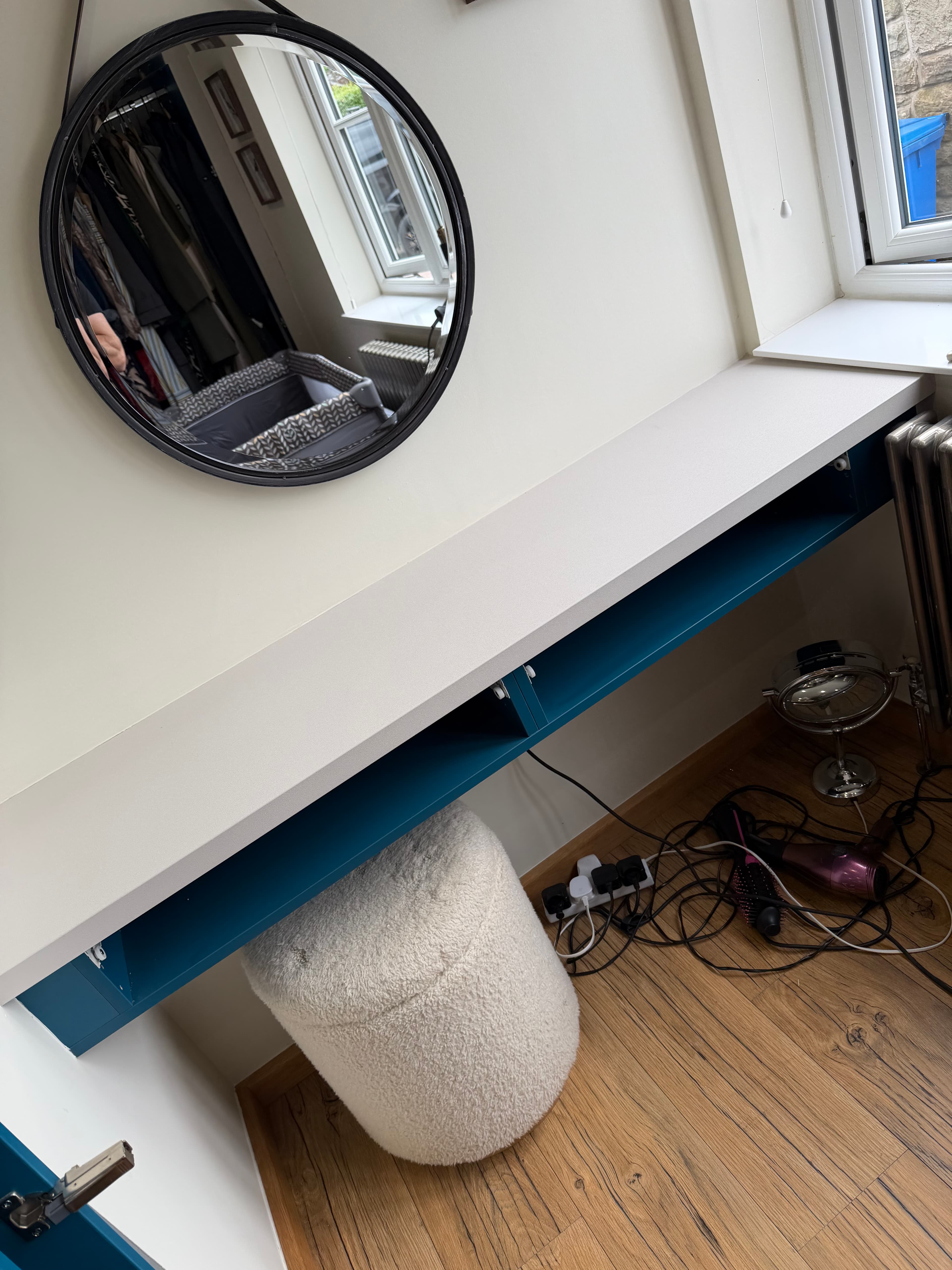 Built-in dressing table Chesterfield — white top with teal base after