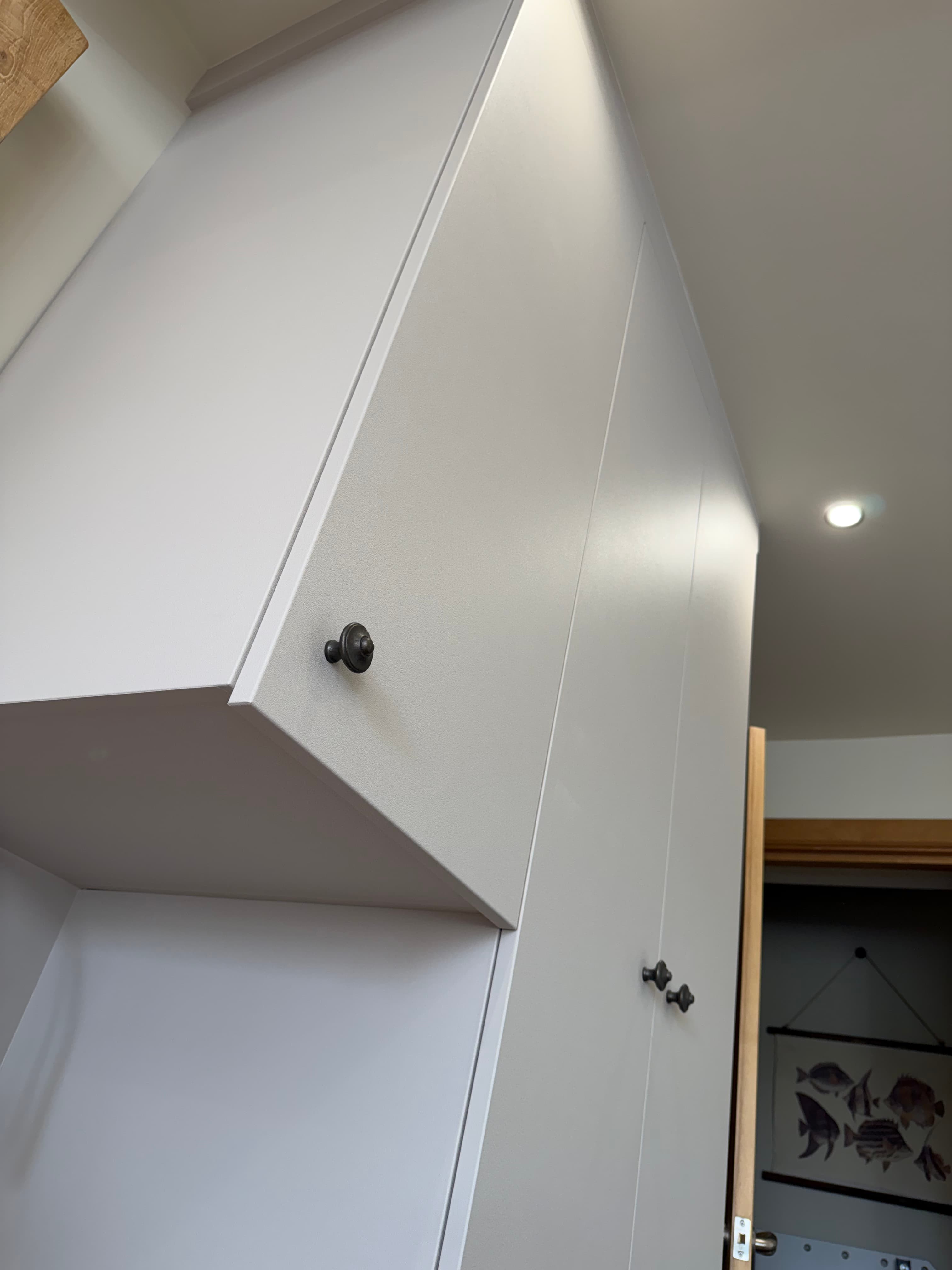 Built-in wardrobe Chesterfield — wardrobe interior and finish after