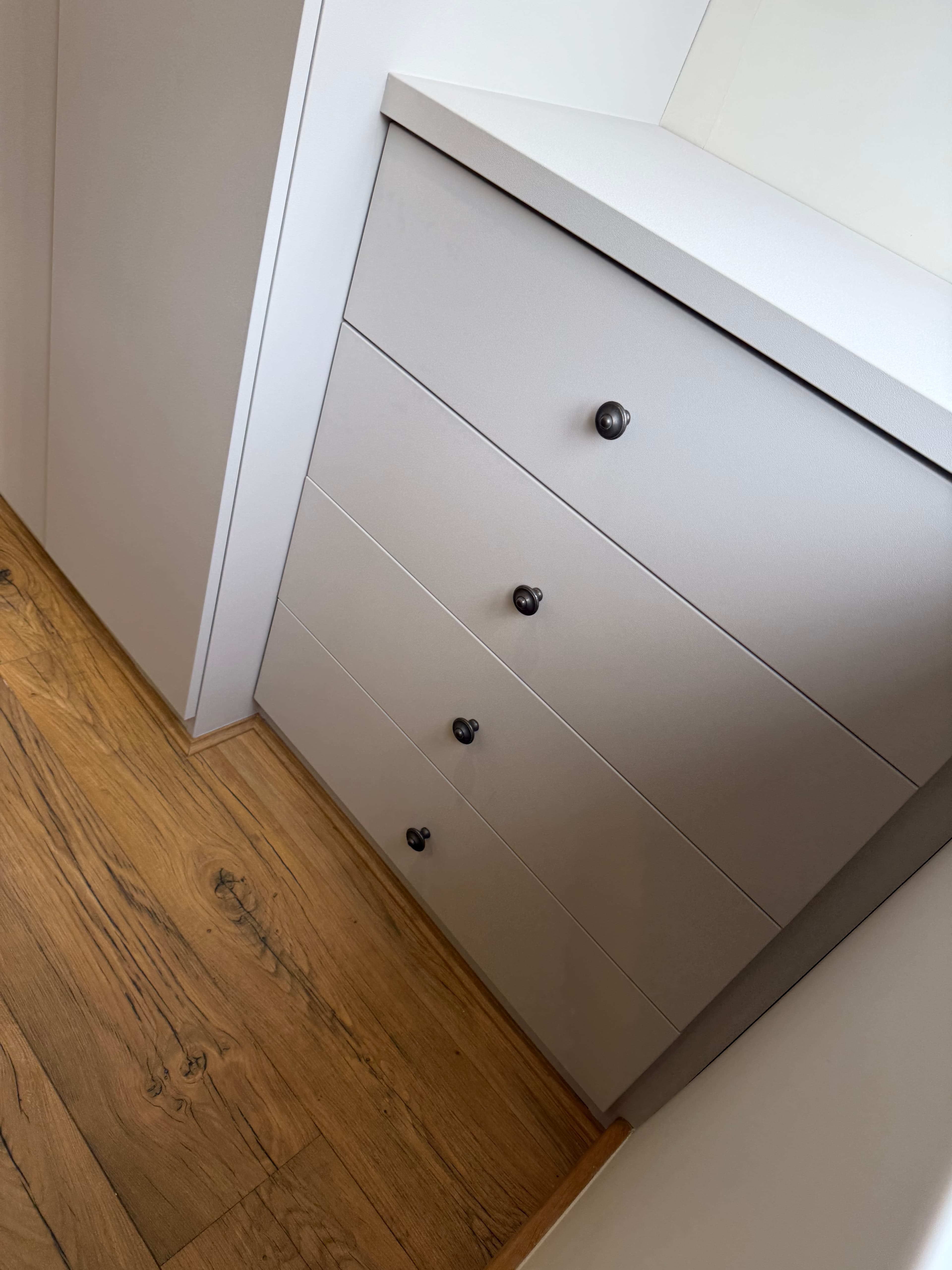 Built-in wardrobe Chesterfield — custom wardrobe and drawers after