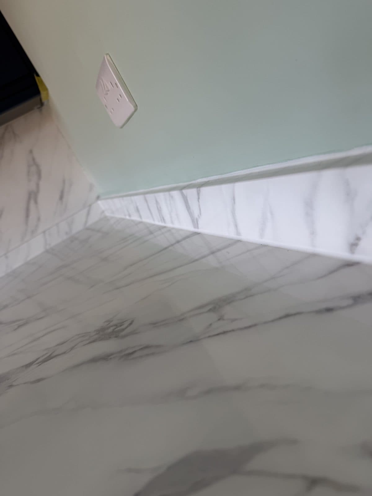 White marble splashback and upstand wrap Doncaster — finish detail