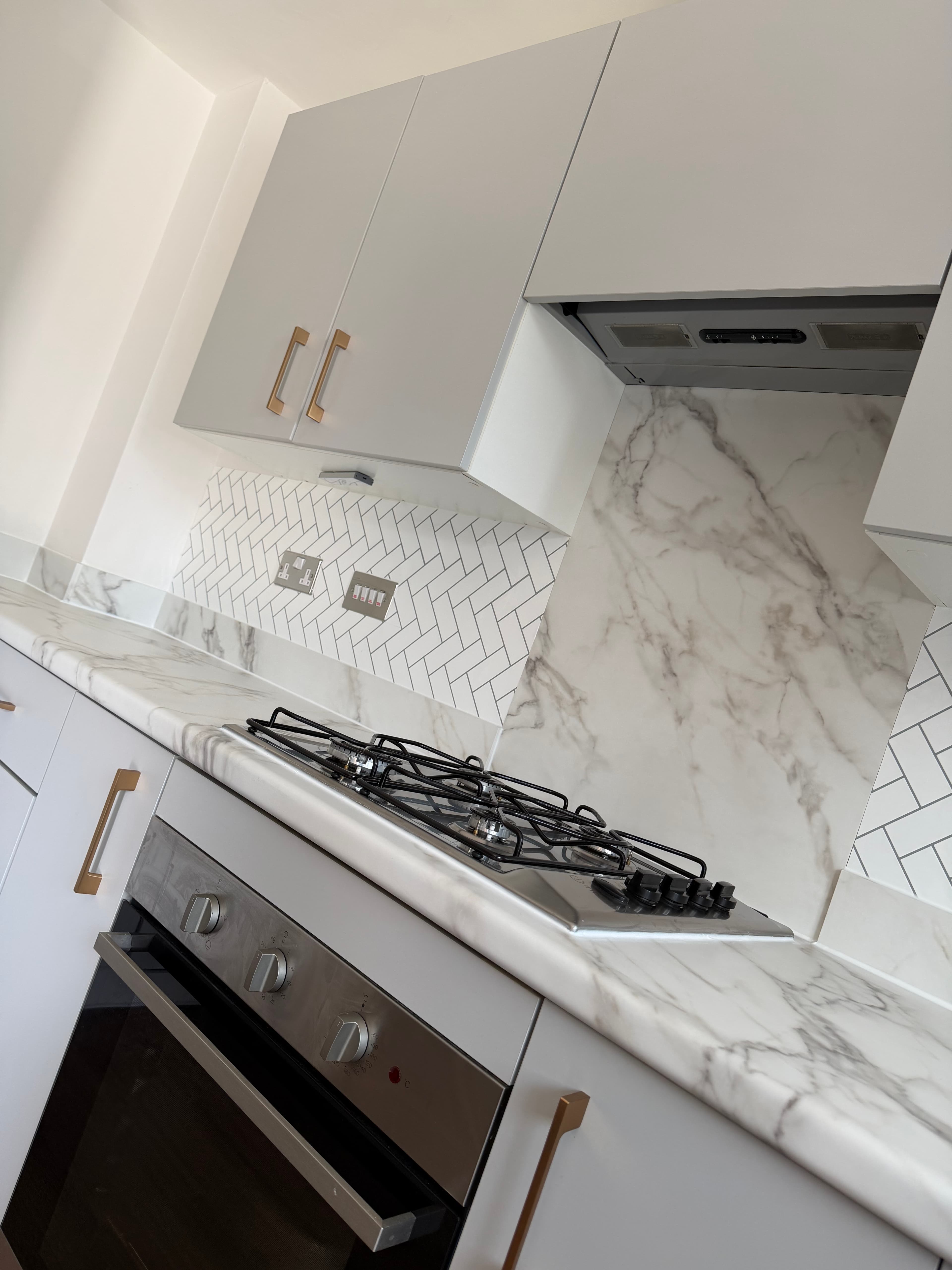 Marble worktop wrap Pontefract — hob area with marble splashback after