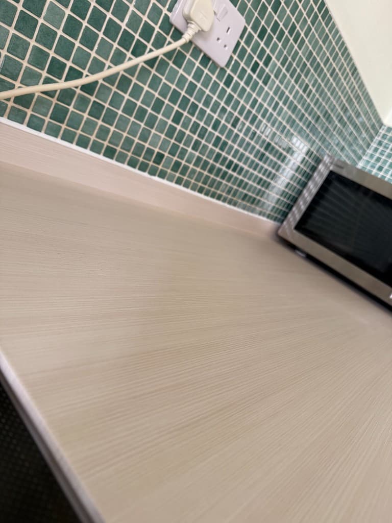 Worktop wrapping Chesterfield — white wood-effect worktop edge and surface detail